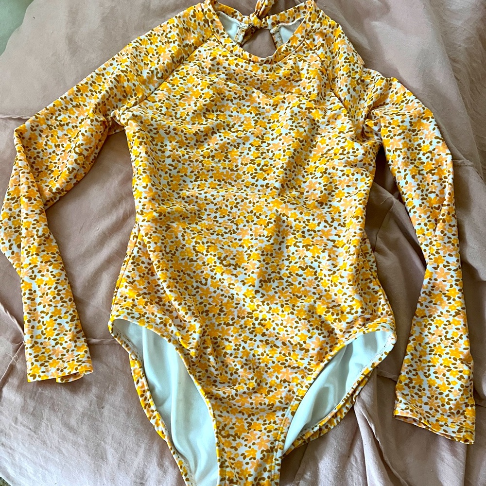 Target Art Class Girls Rashguard Longsleeve swim suit -gently used